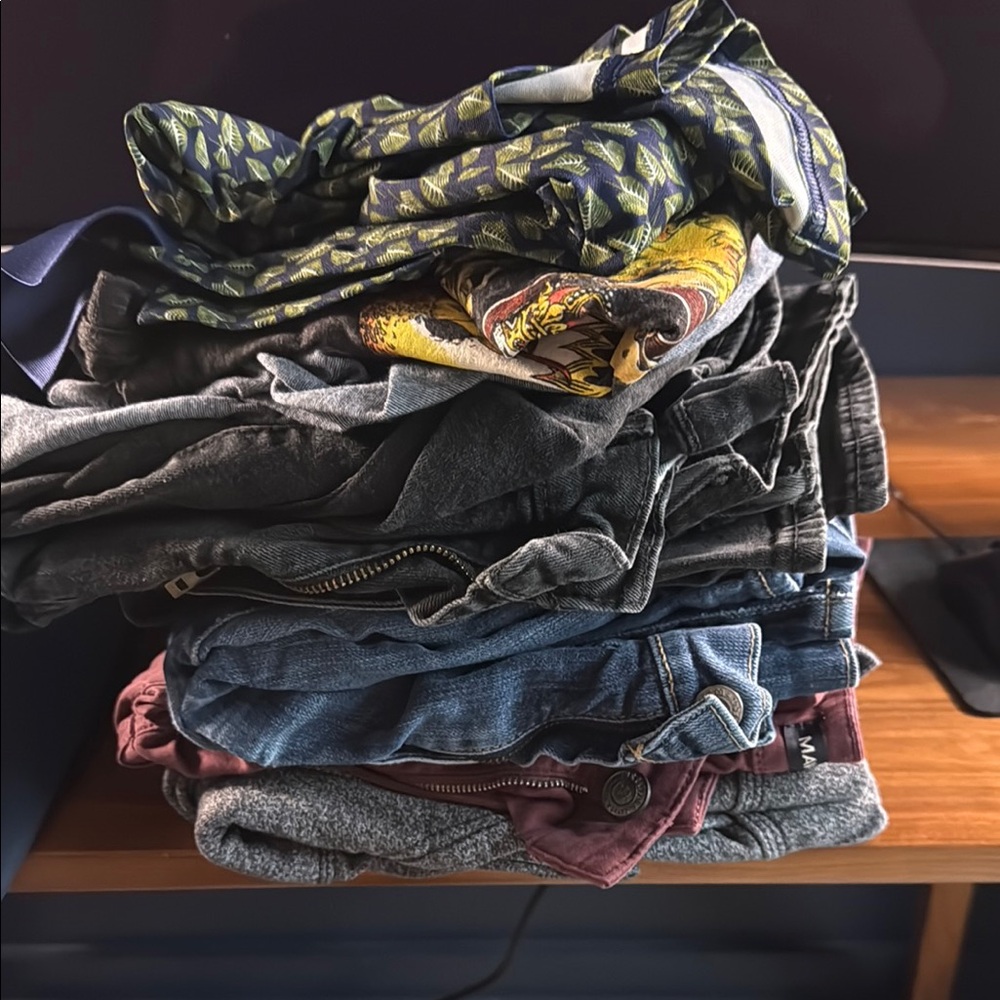 Bonobos Men's Clothing Assortment - 3 shirts, 3 Levi jeans, sweatpants